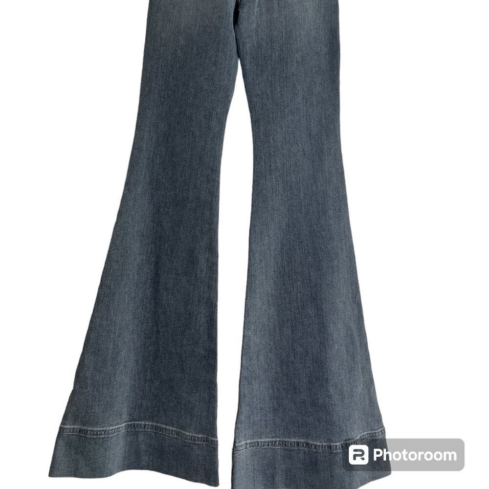 Alice & Olivia women jeans. color: Gray. size: 24 - Picture 4 of 9